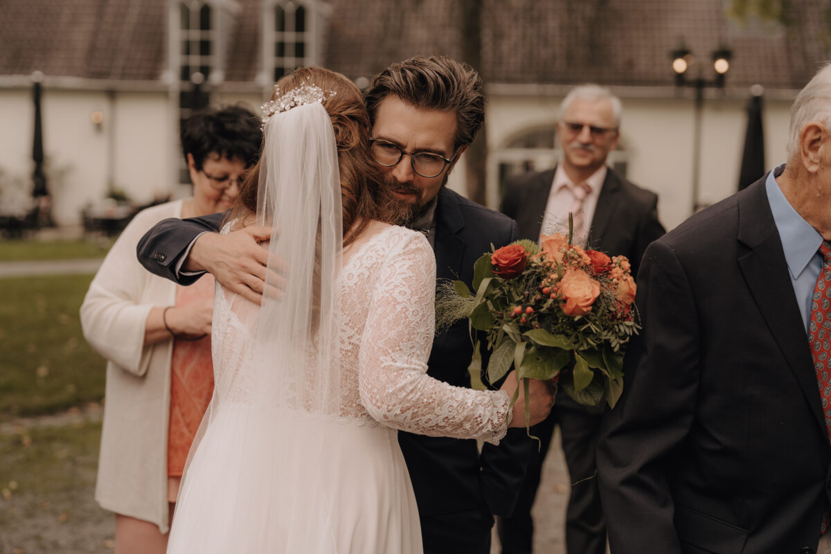 Glückwünsche und Umarmungen16