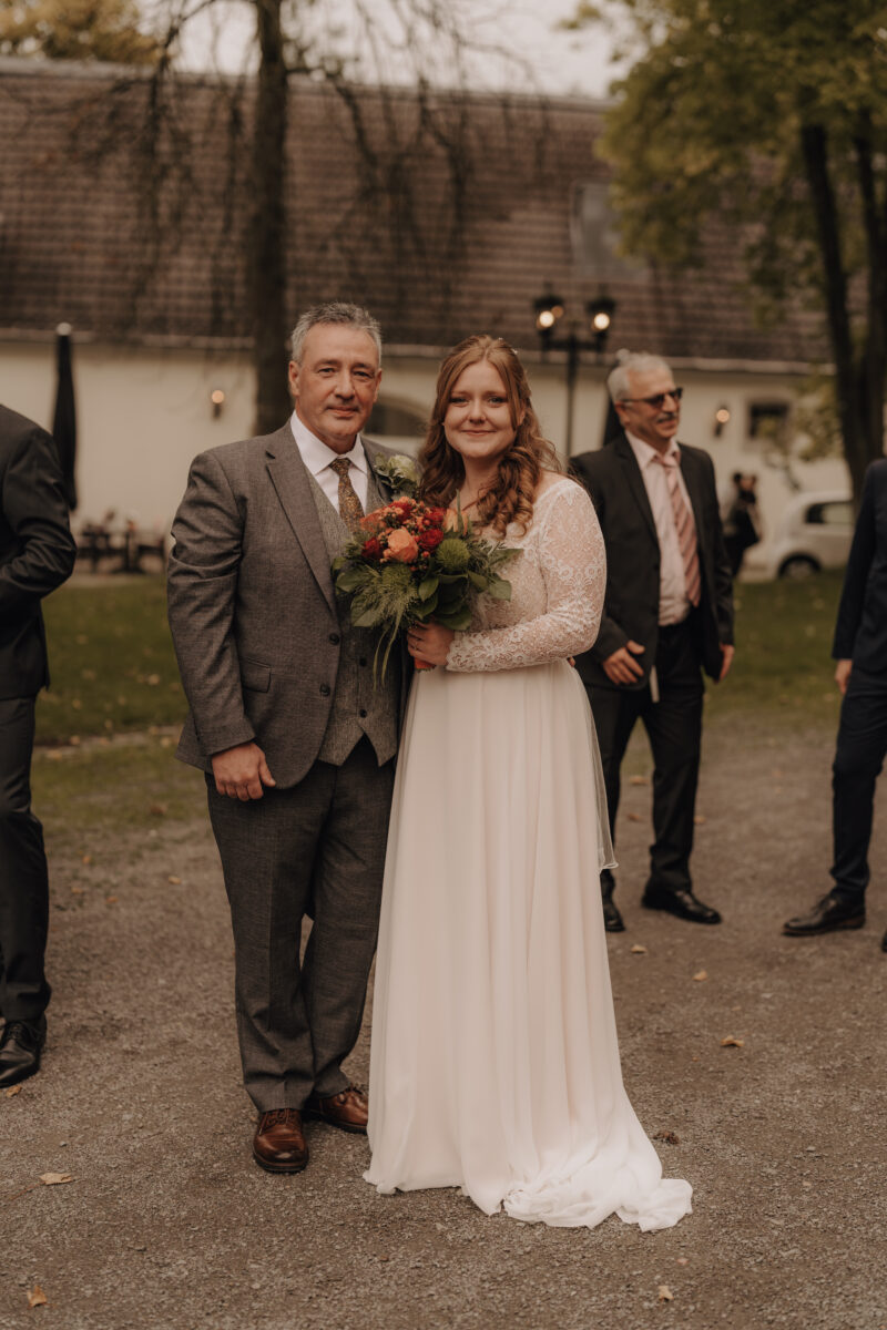 Brautpaar mit Familie und Gästen2