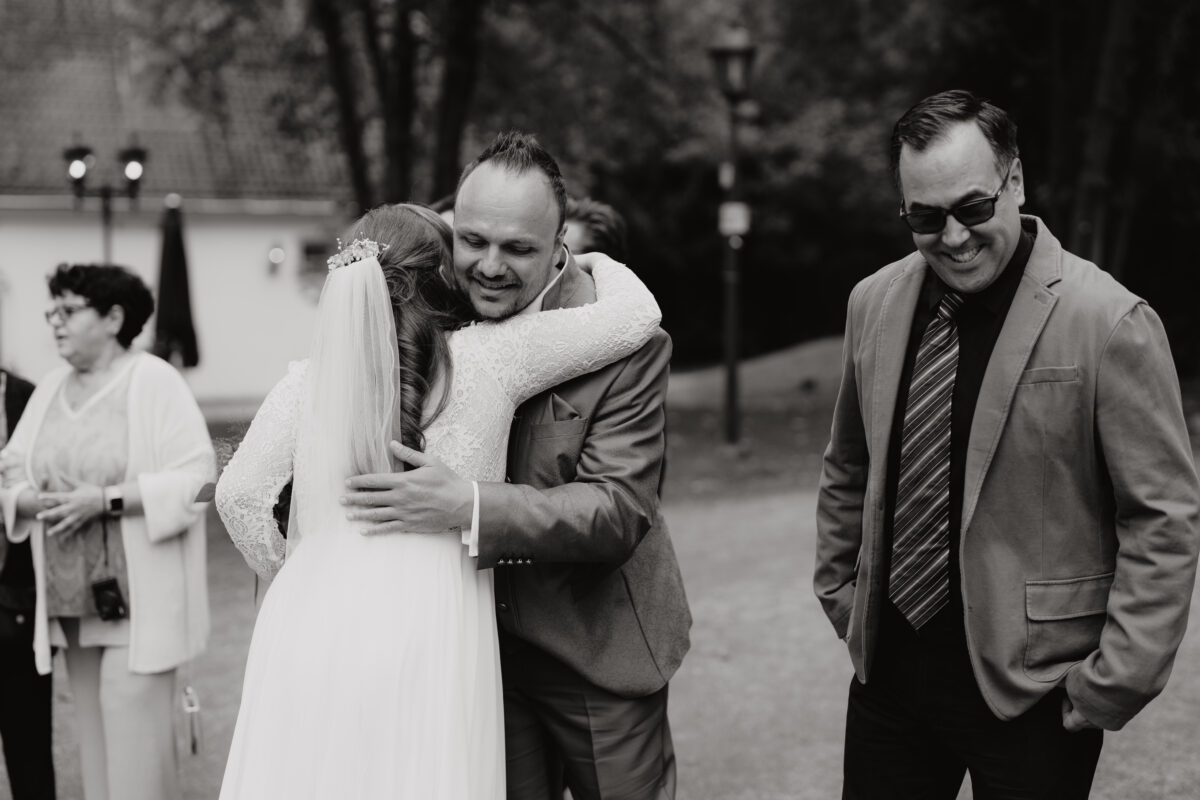 Glückwünsche und Umarmungen10