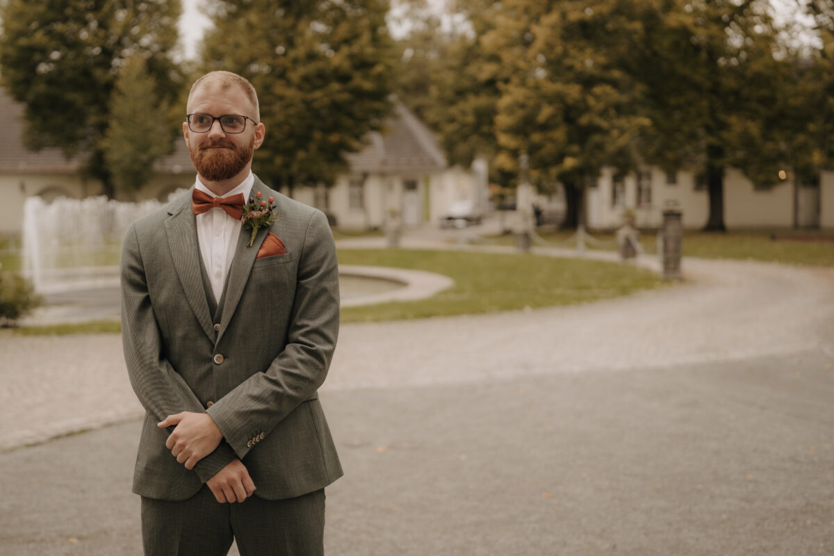 Bräutigam wartet Foto in Farbe3