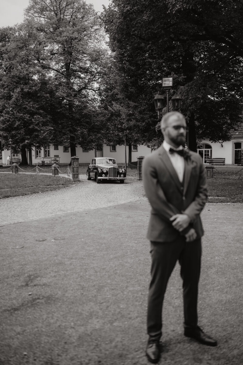 Bräutigam wartet schwarz-weiß-Foto