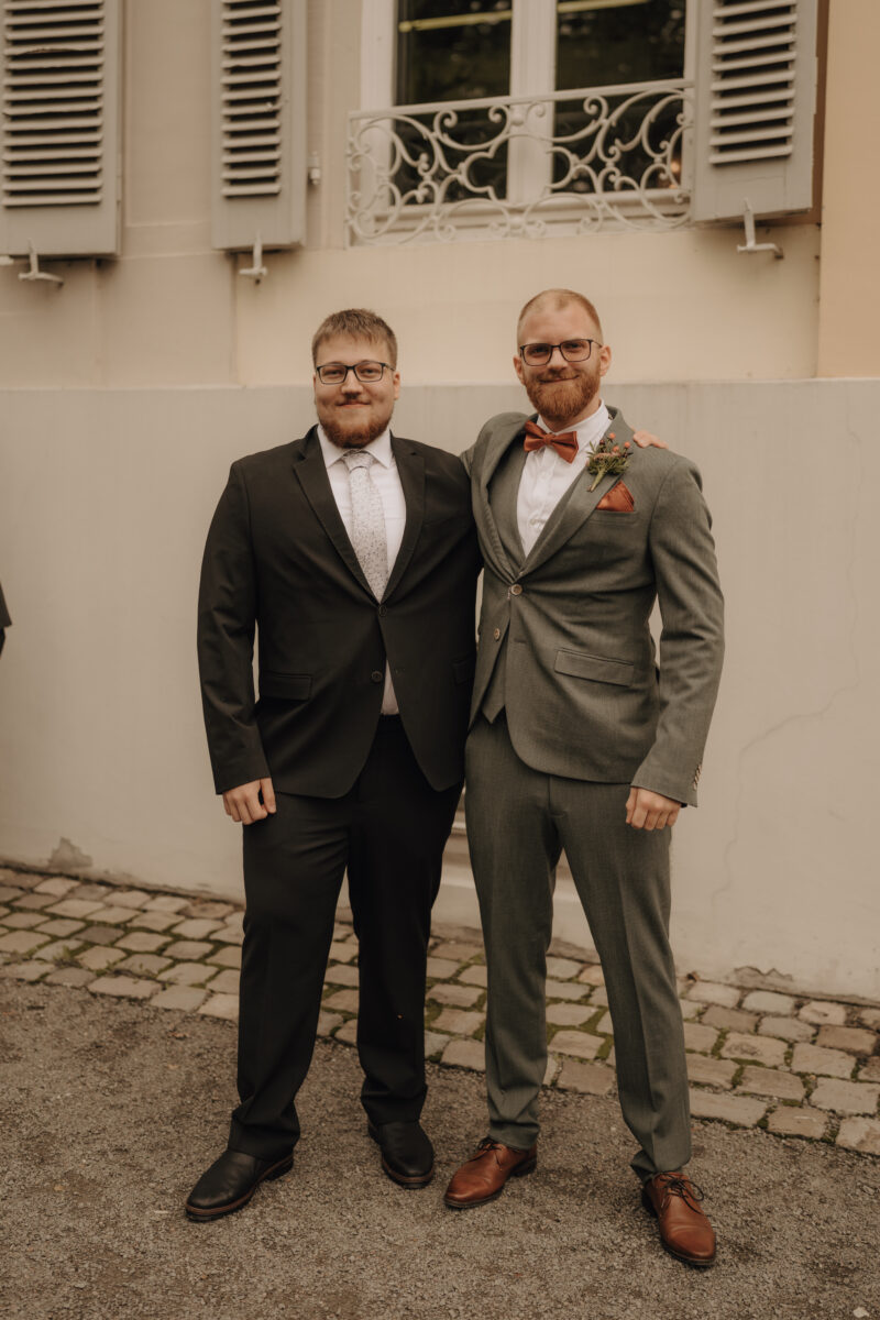 Brautpaar mit Familie und Gästen