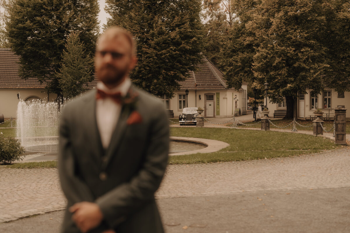 Bräutigam wartet Foto in Farbe4