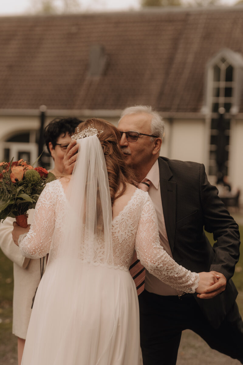 Glückwünsche und Umarmungen19