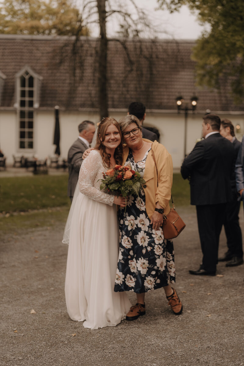 Brautpaar mit Familie und Gästen10