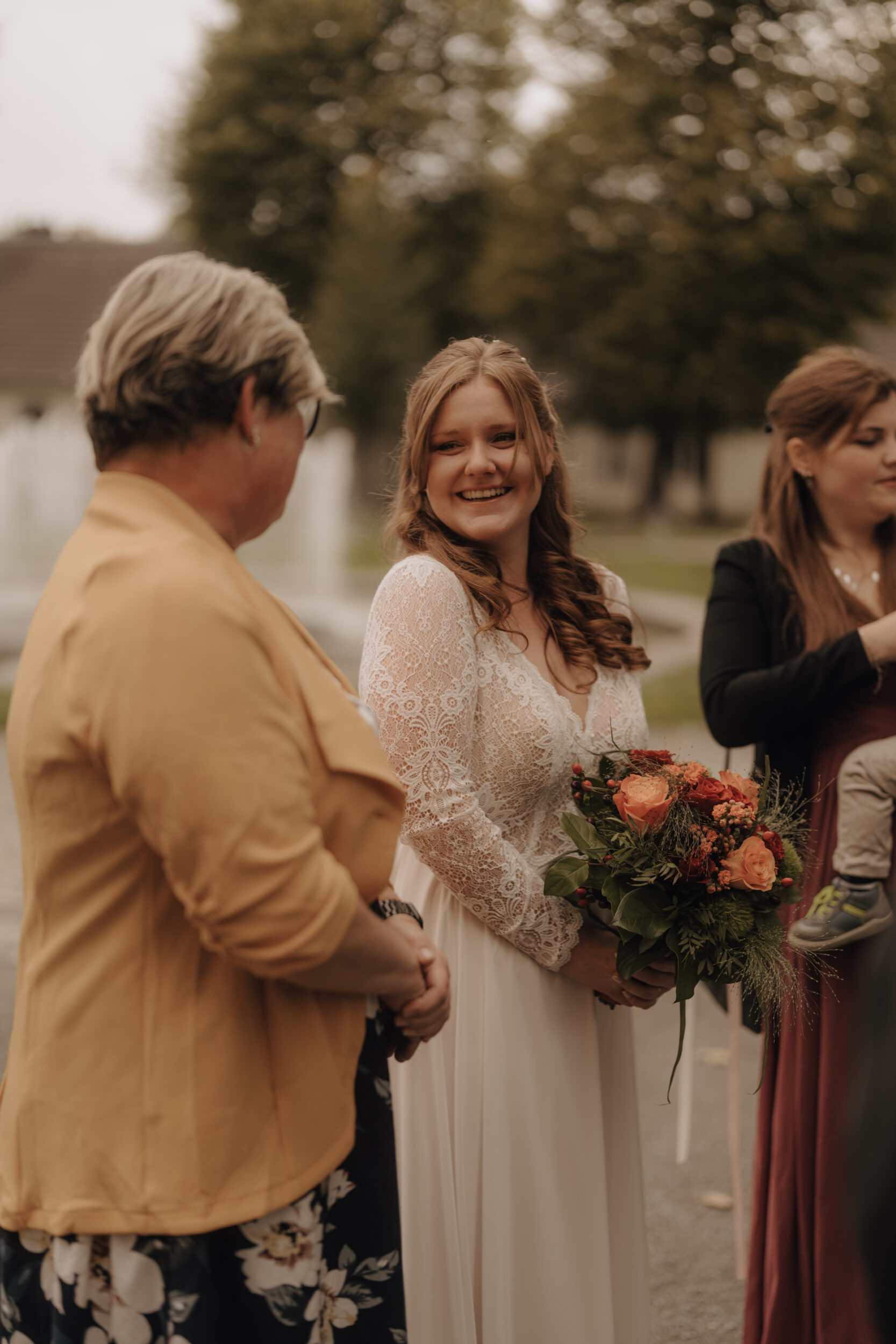 Brautpaar mit Familie und Gästen5