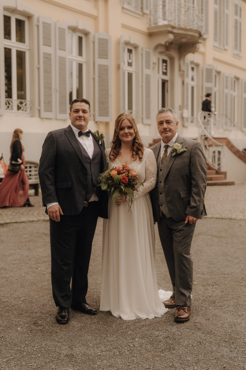 Brautpaar mit Familie und Gästen8