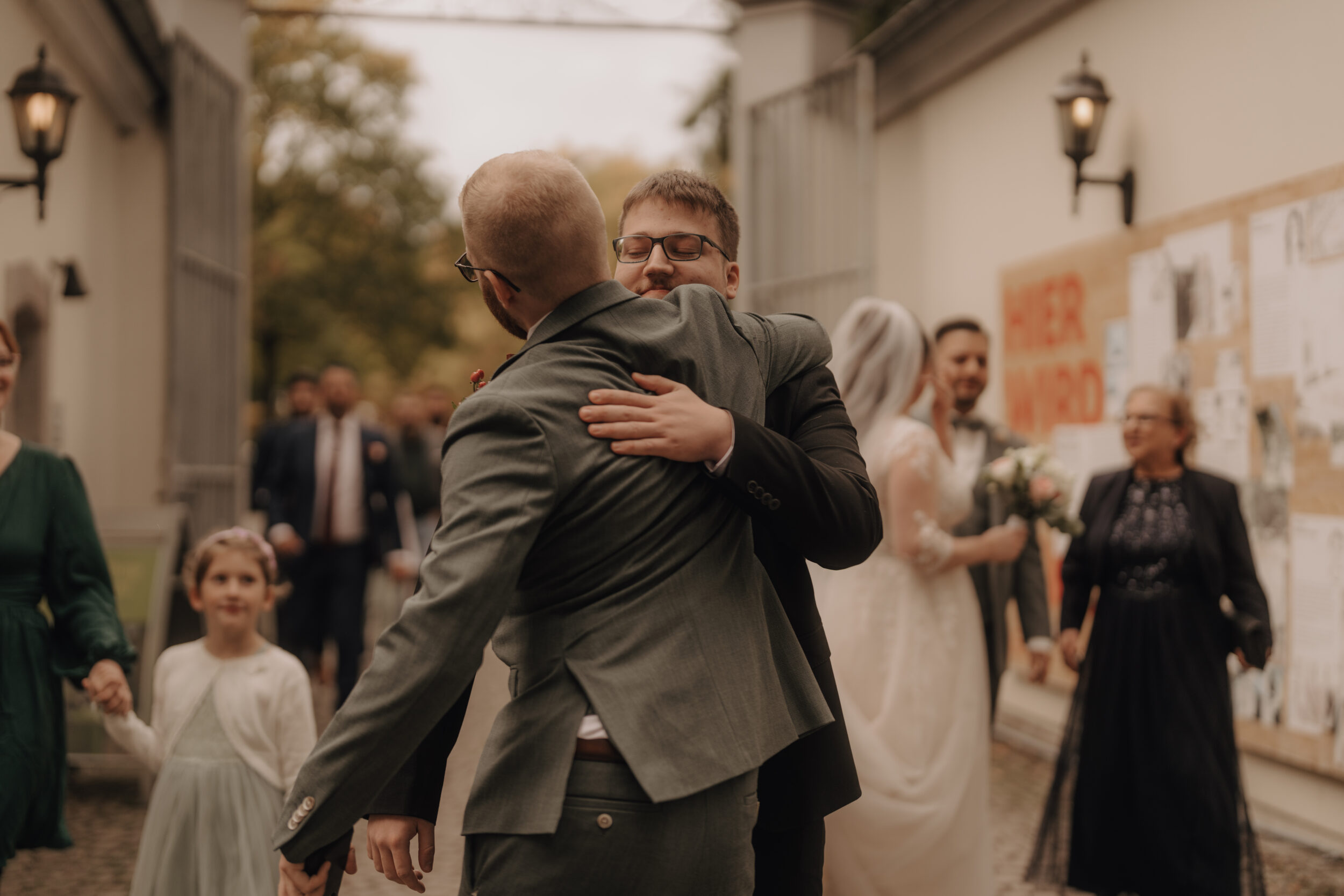 Glückwünsche und Umarmungen11