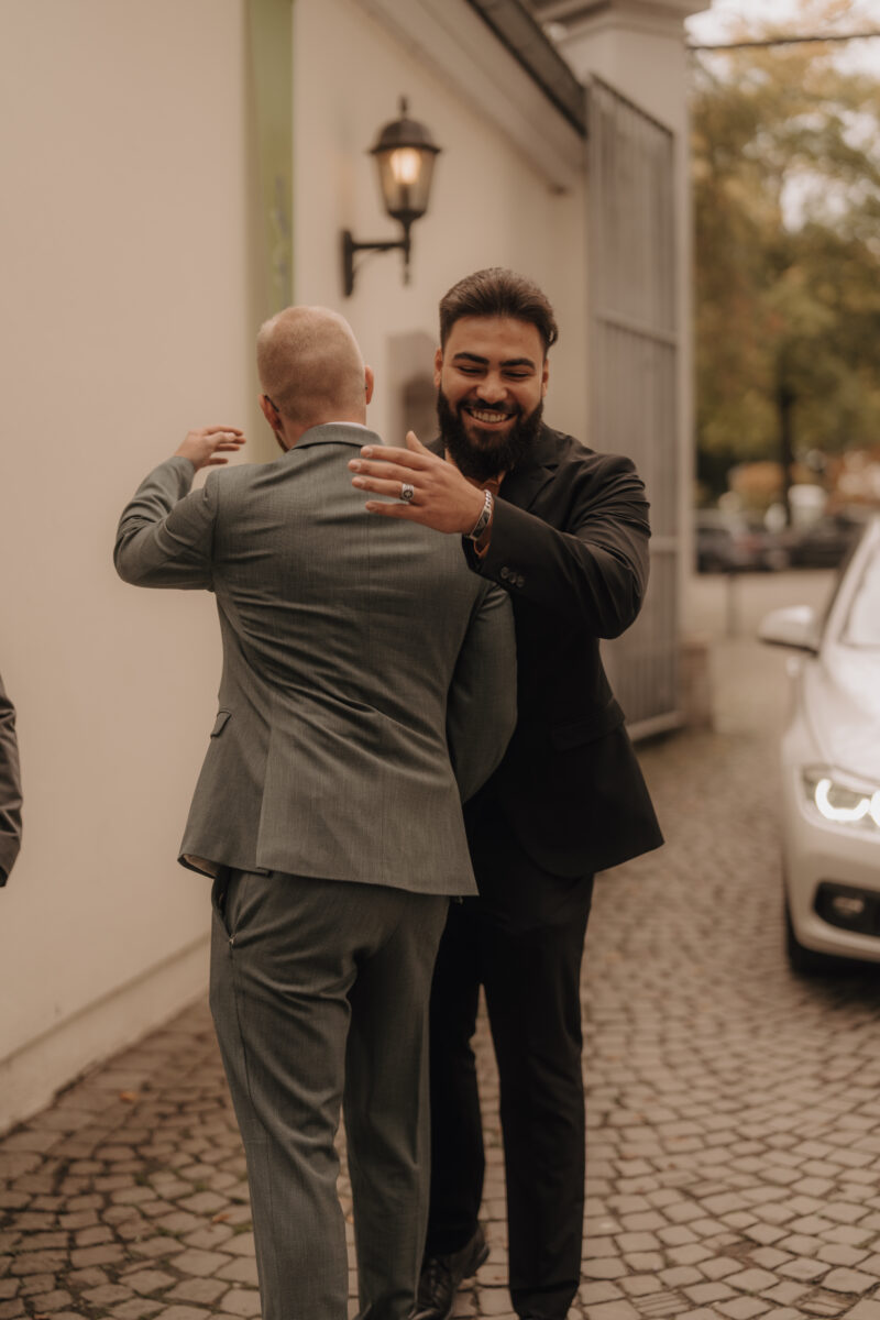 Glückwünsche und Umarmungen9