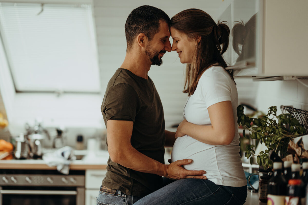 Babybauch Fotografie Portfolio junges glückliches Paar in Küche