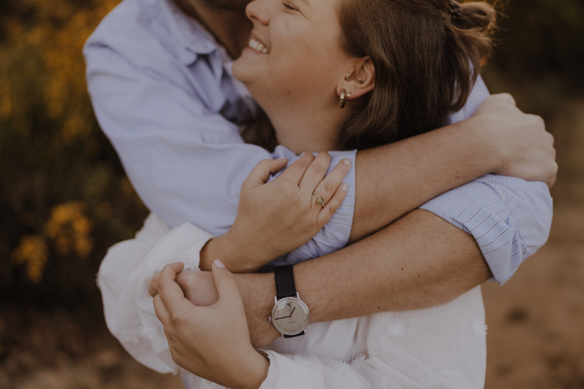 Paar umarmt sich und lächelt