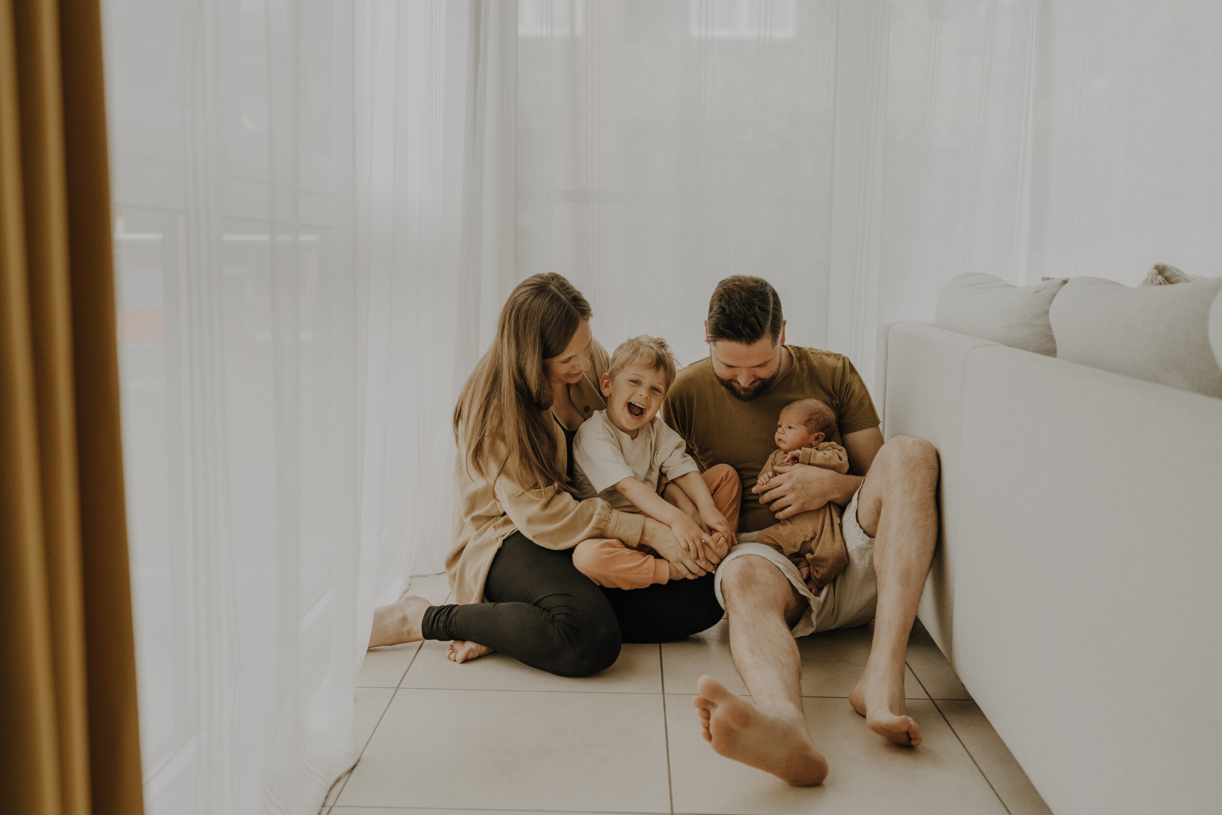 Newborn Portfolio Mama, Papa, großer Bruder und Säugling