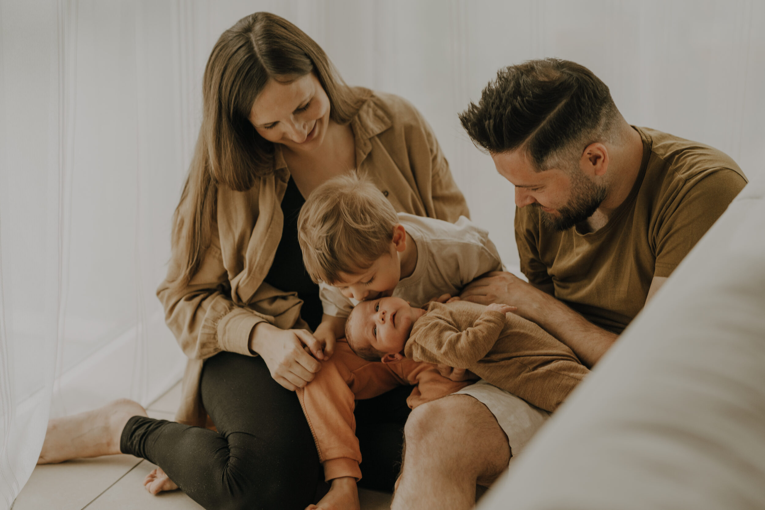 Newborn Portfolio Mama, Papa, großer Bruder und Säugling nah