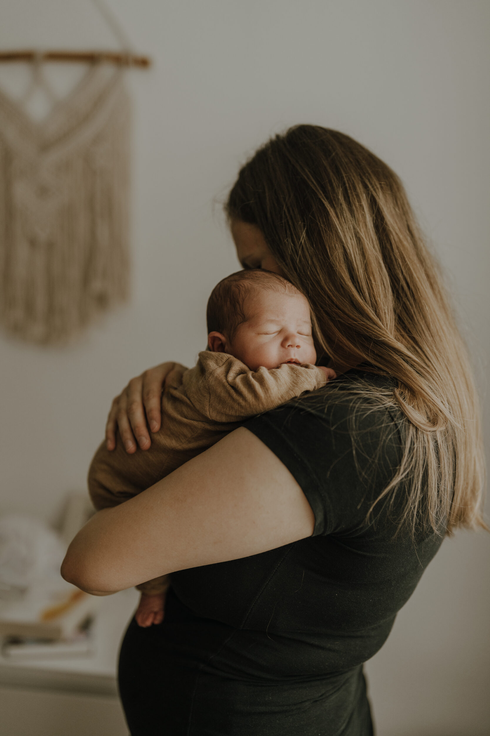 Newborn Portfolio Mama hat Baby über die Schulter gelegt