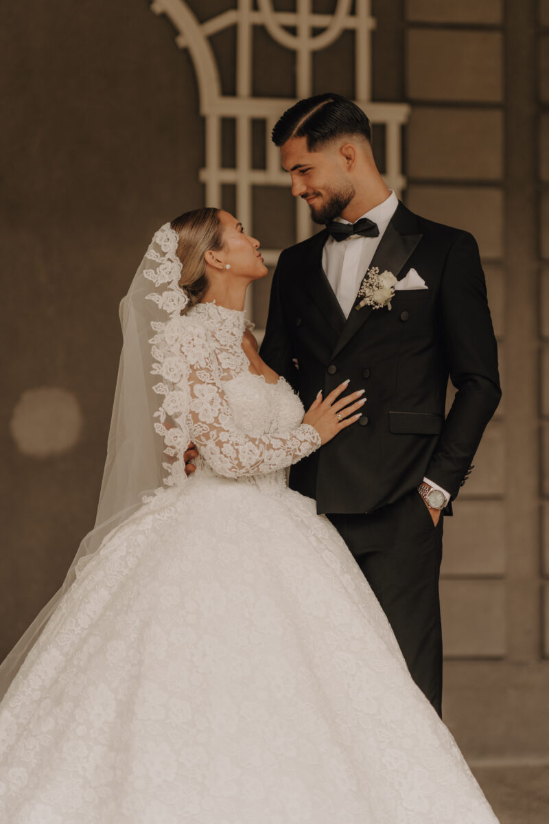 After Wedding Portfolio, Braut steht vor dem Bräutigam und sie sehen sich in die Augen