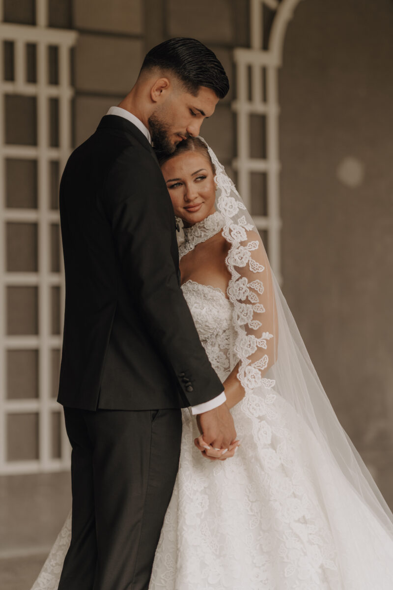 After Wedding Portfolio, Braut und Bräutigam stehen eng voreinander und halten sich an den Händen