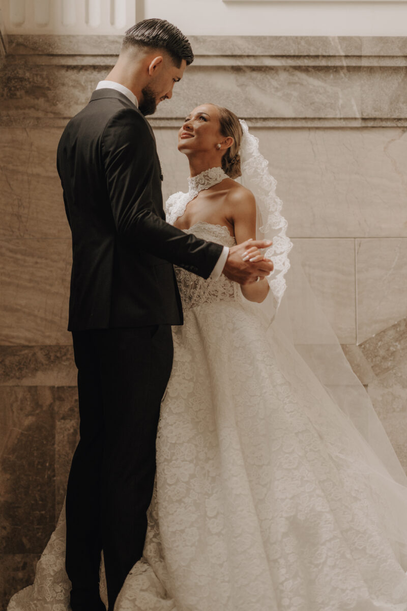 After Wedding Portfolio, Braut und Bräutigam stehen sich händehaltend im Schloss gegenüber und sehen sich verliebt in die Augen