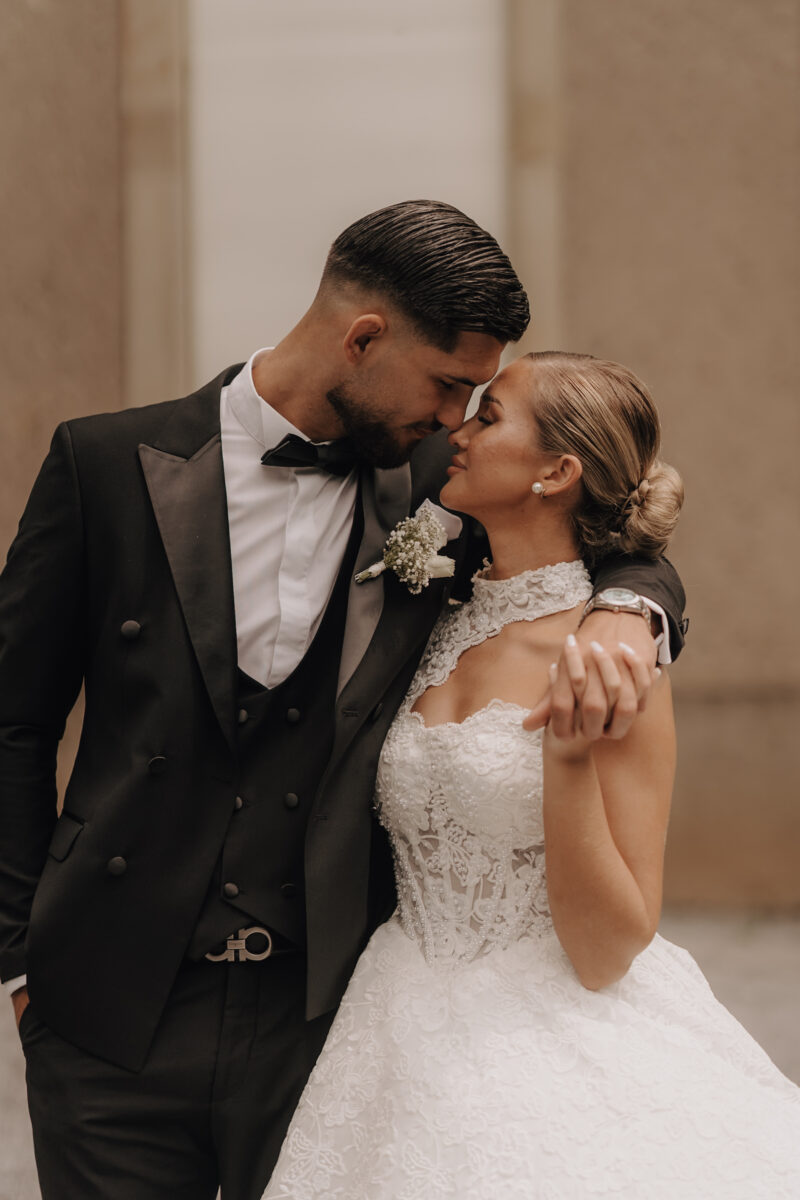 After Wedding Portfolio, Bräutigam legt seine Arm um die Braut und sie haben die Nasenspitzen eng beieinander