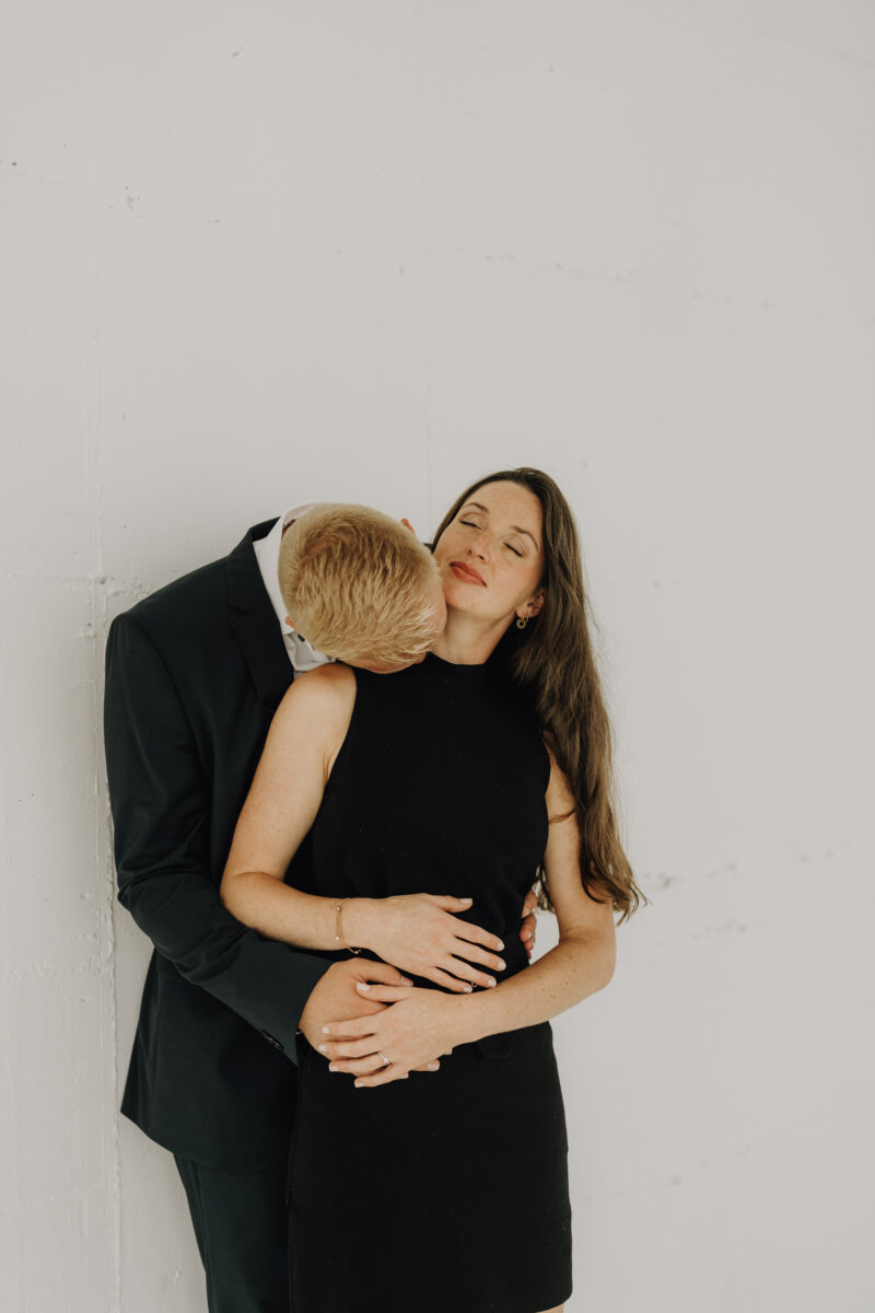 Er küsst sie von hinten am Hals