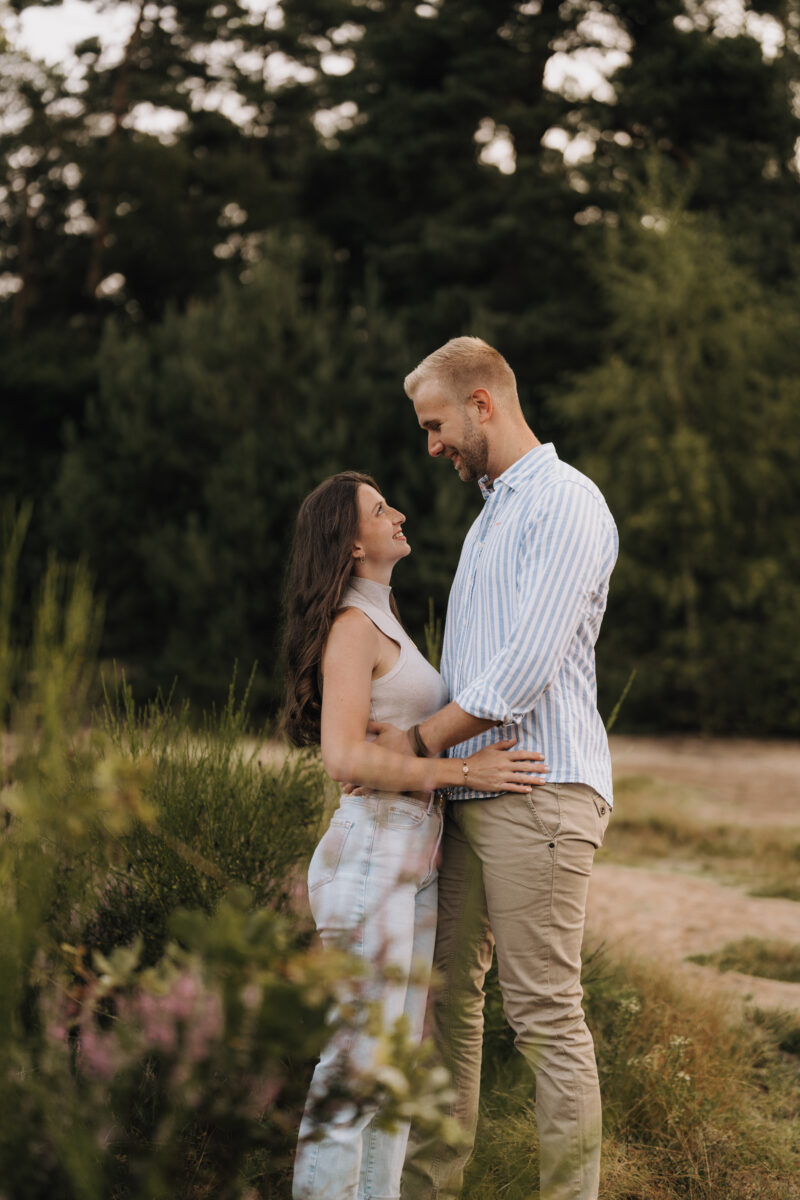 Paar schaut sich verliebt in die Augen