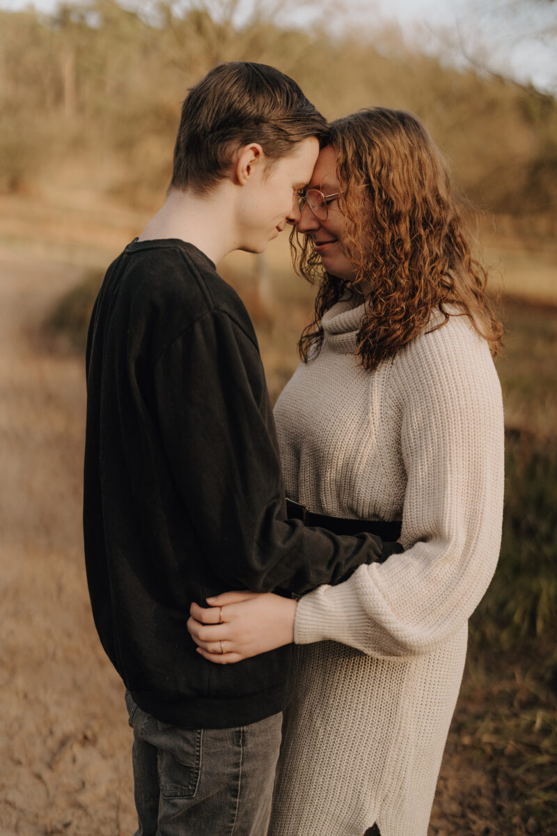 Paar legt die Stirn verliebt aneinander