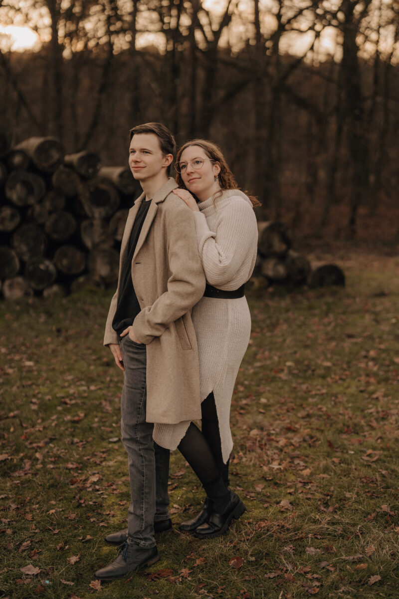 Paar schlendert hintereinander durch den Wald