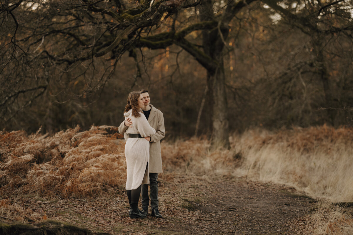 Paar hält sich im Wald in den Armen