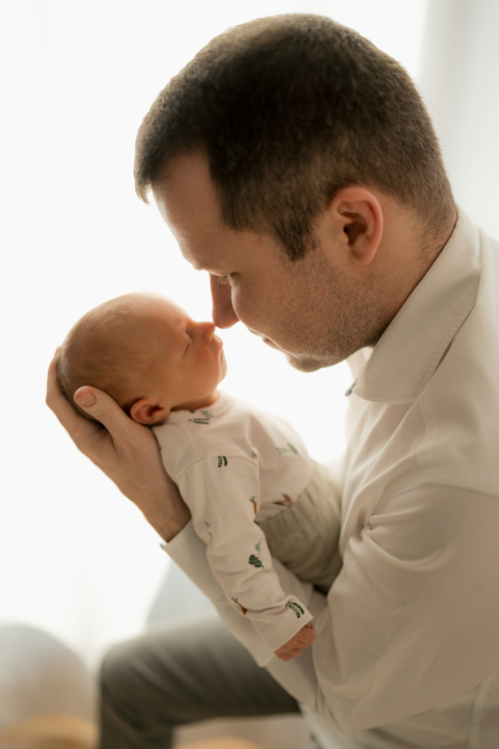 Newborn Portfolio Papas und Babys Nasen berühren sich