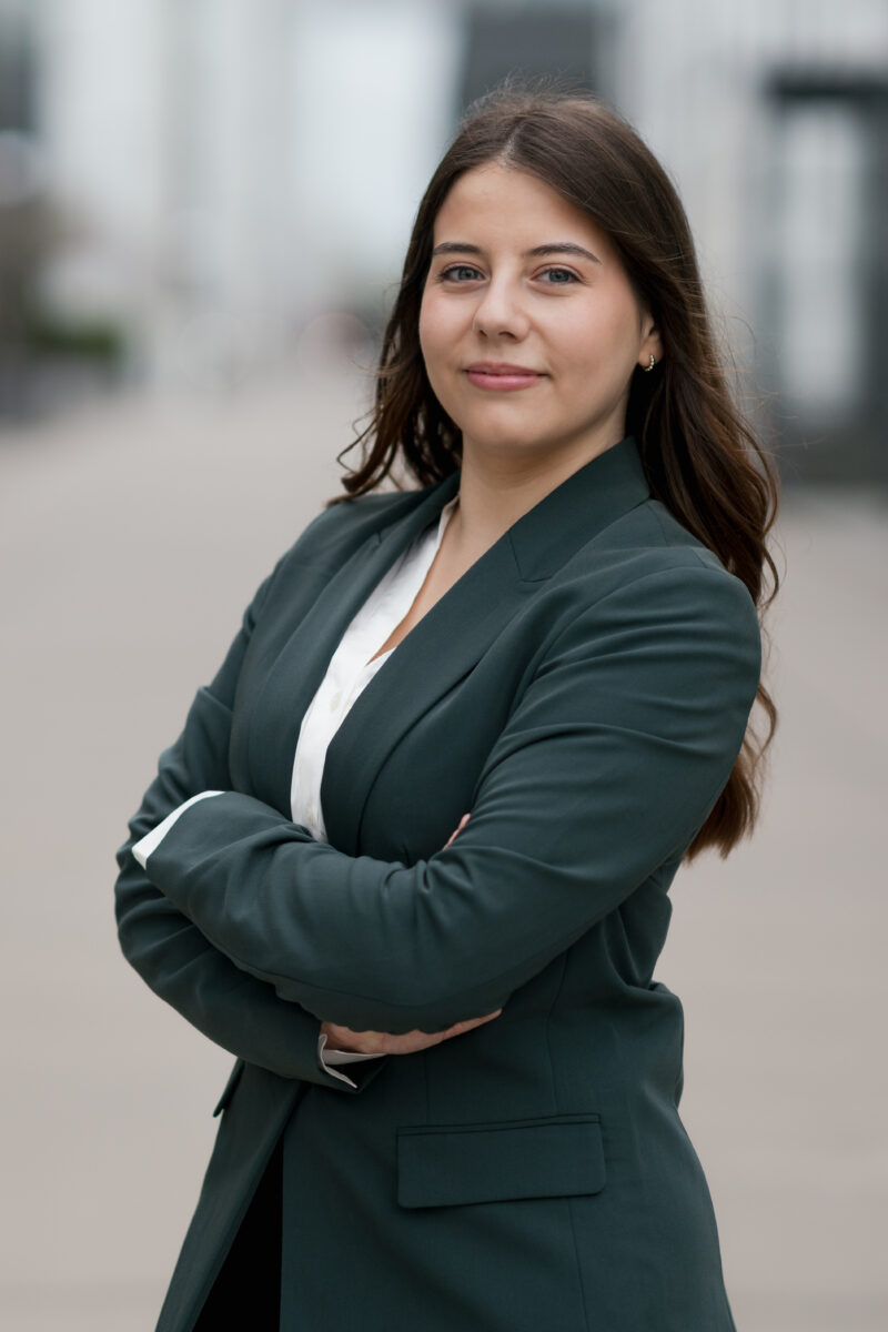 Portraitfoto einer Frau im Business Look, bestimmter Blick in die Kamera