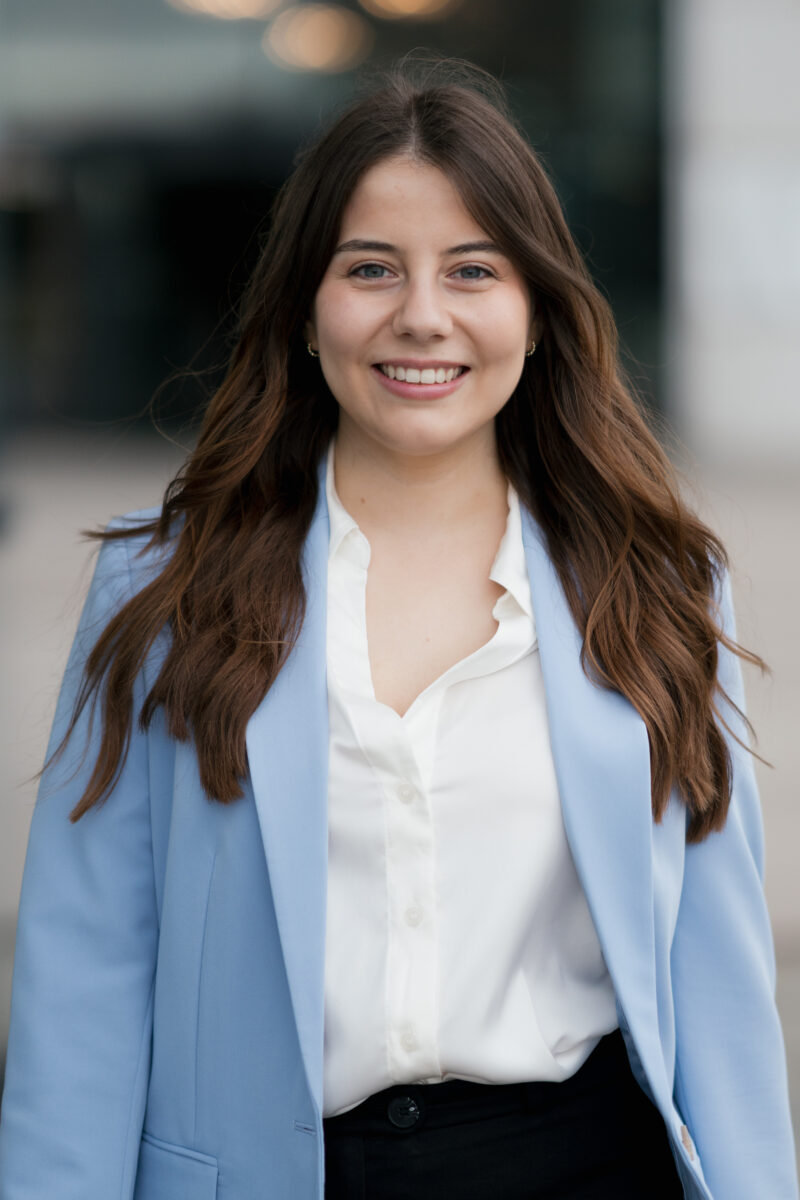 Portraitfoto einer Frau im Business Look mit freundlichem Gesichtsausdruck