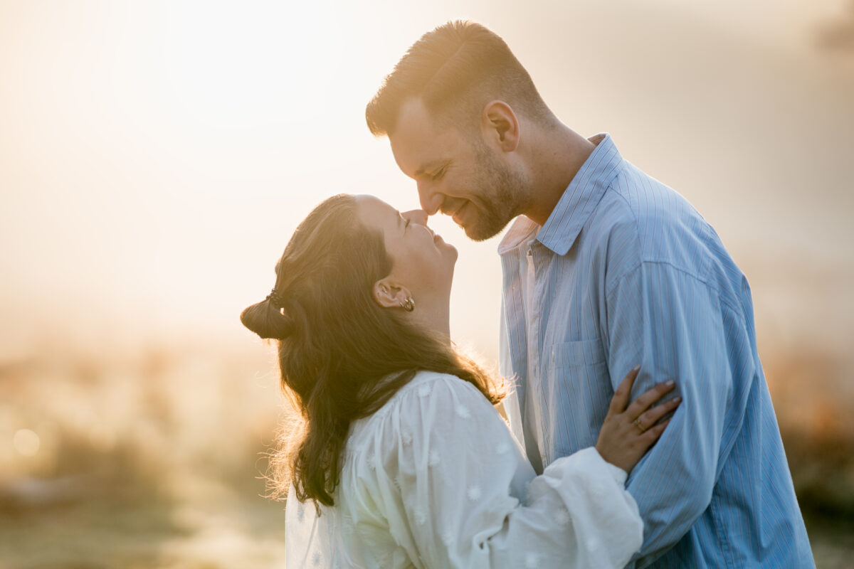 Paar setzt beim Sonnenuntergang zum Kuss an