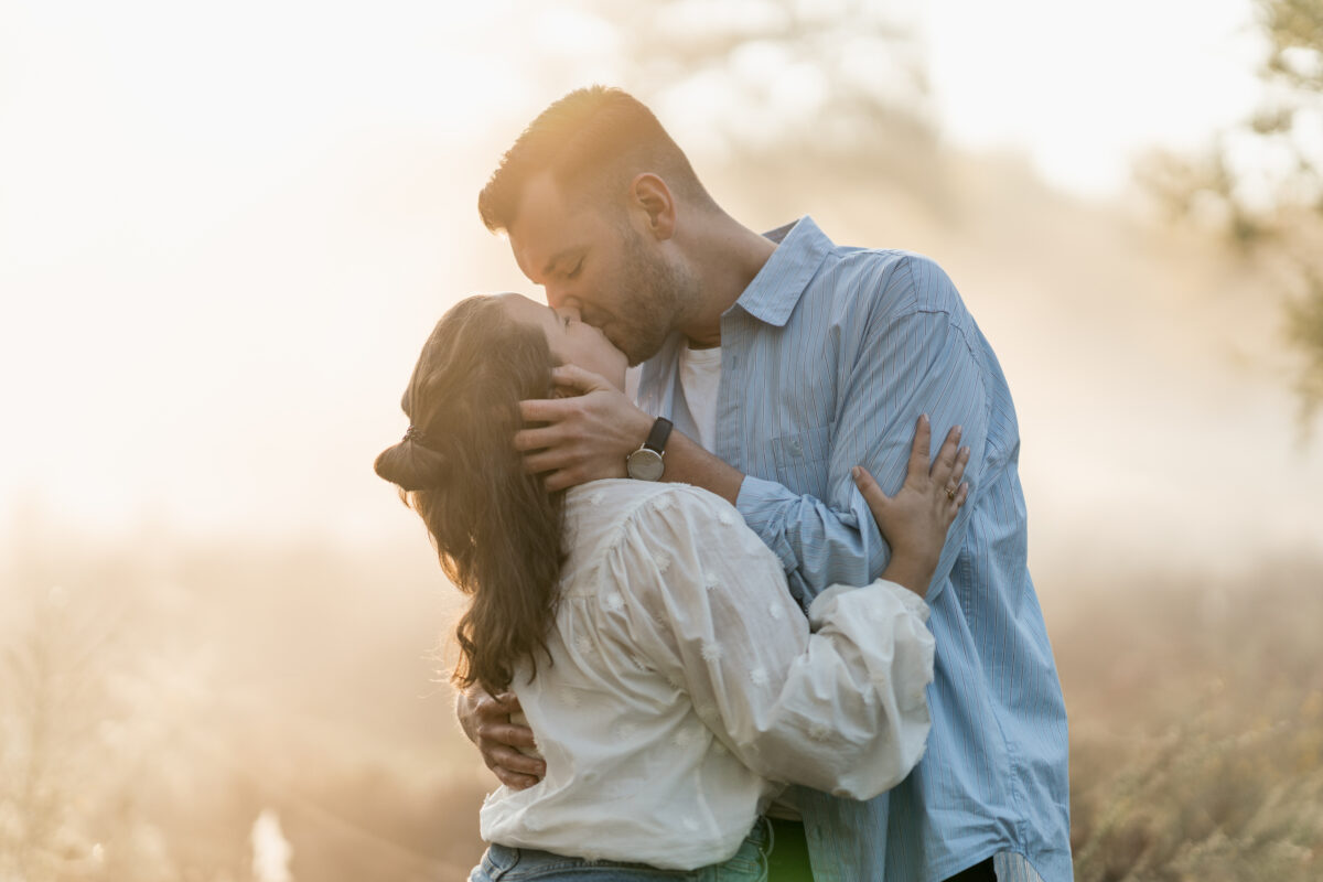 Paar küsst sich in der Abendsonne