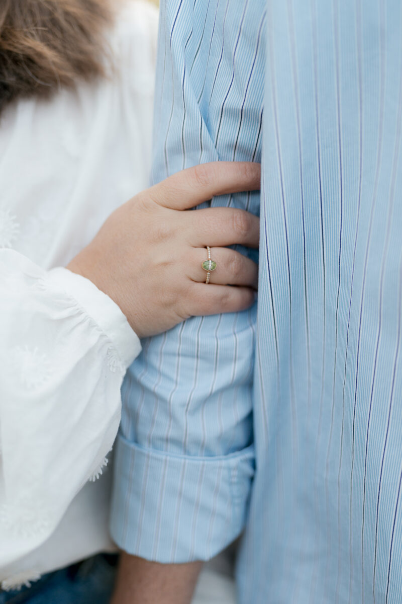 Sie hält seinen Arm