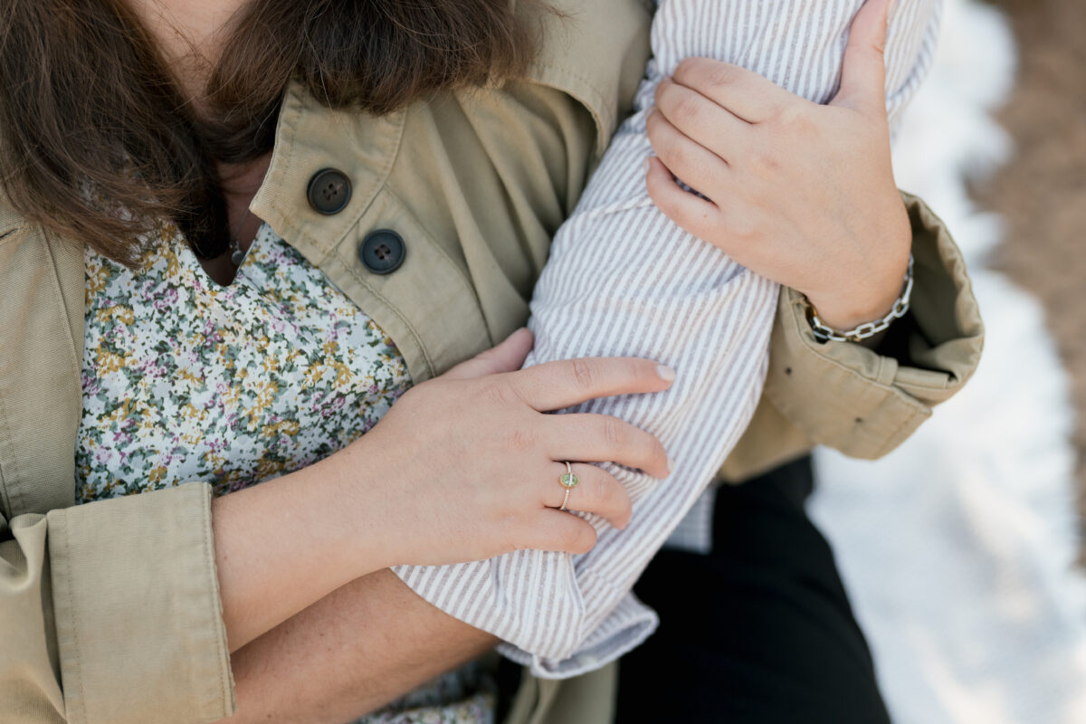 Sie hält seinen Arm