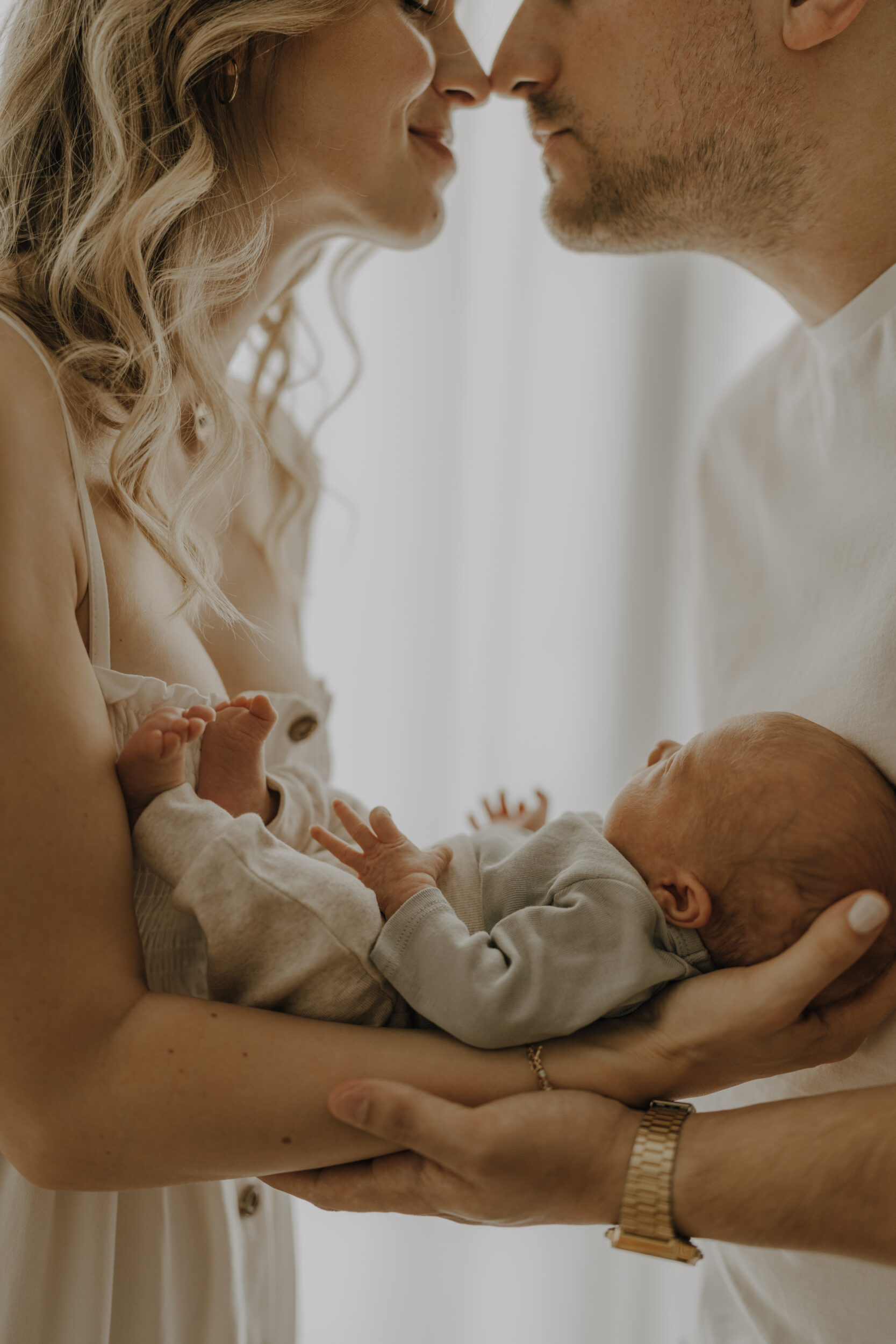 Newborn Portfolio Mama hält Baby in beiden Armen/Händen