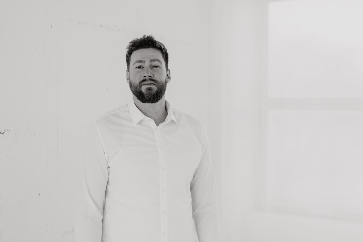 Schwarz-Weiß Portraitfoto eines Mannes