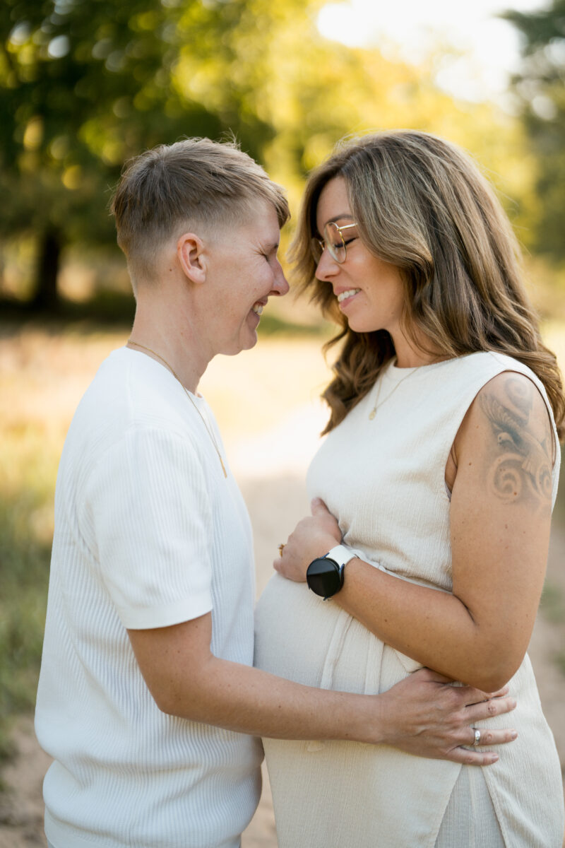 Babybauch Fotografie Portfolio junges glückliches Paar in der Natur