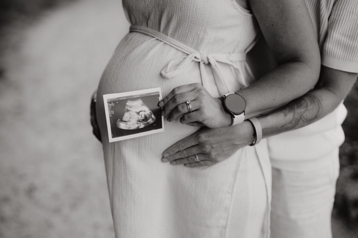 Babybauch Fotografie Portfolio Nahaufnahme vom Babybauch und Ultraschallbild Outdoor Schwarz-Weiß-Fotografie
