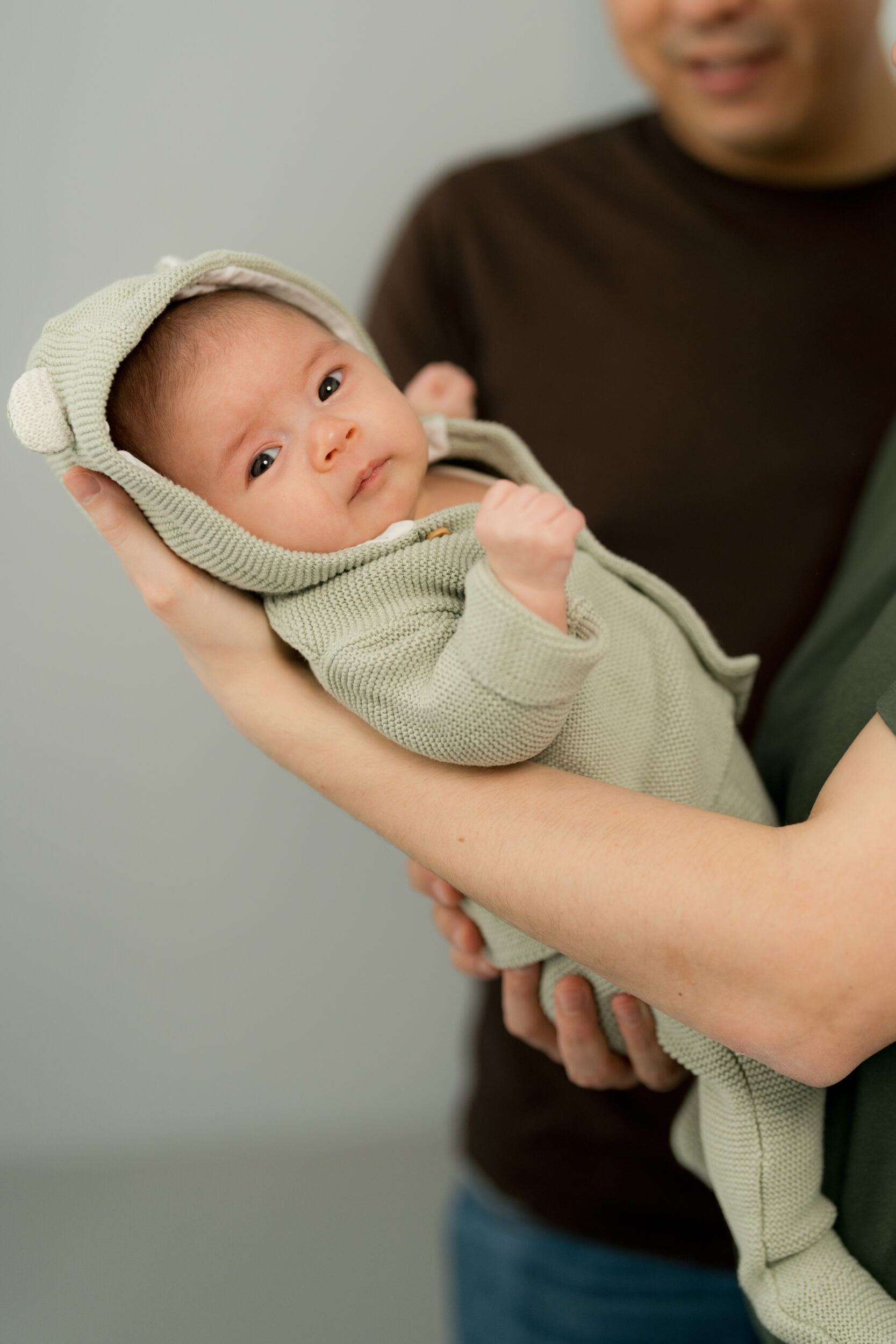 Newborn Portfolio Baby auf Mamas Arm