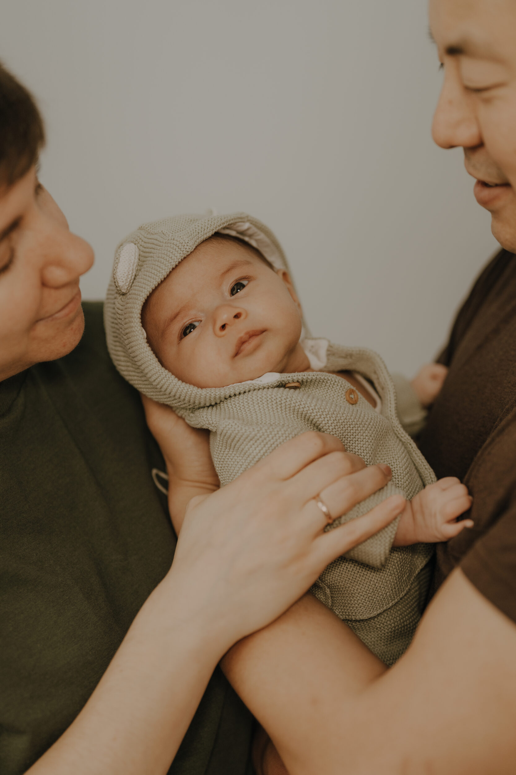 Newborn Portfolio Baby in der Mitte zwischen Mama und Papa