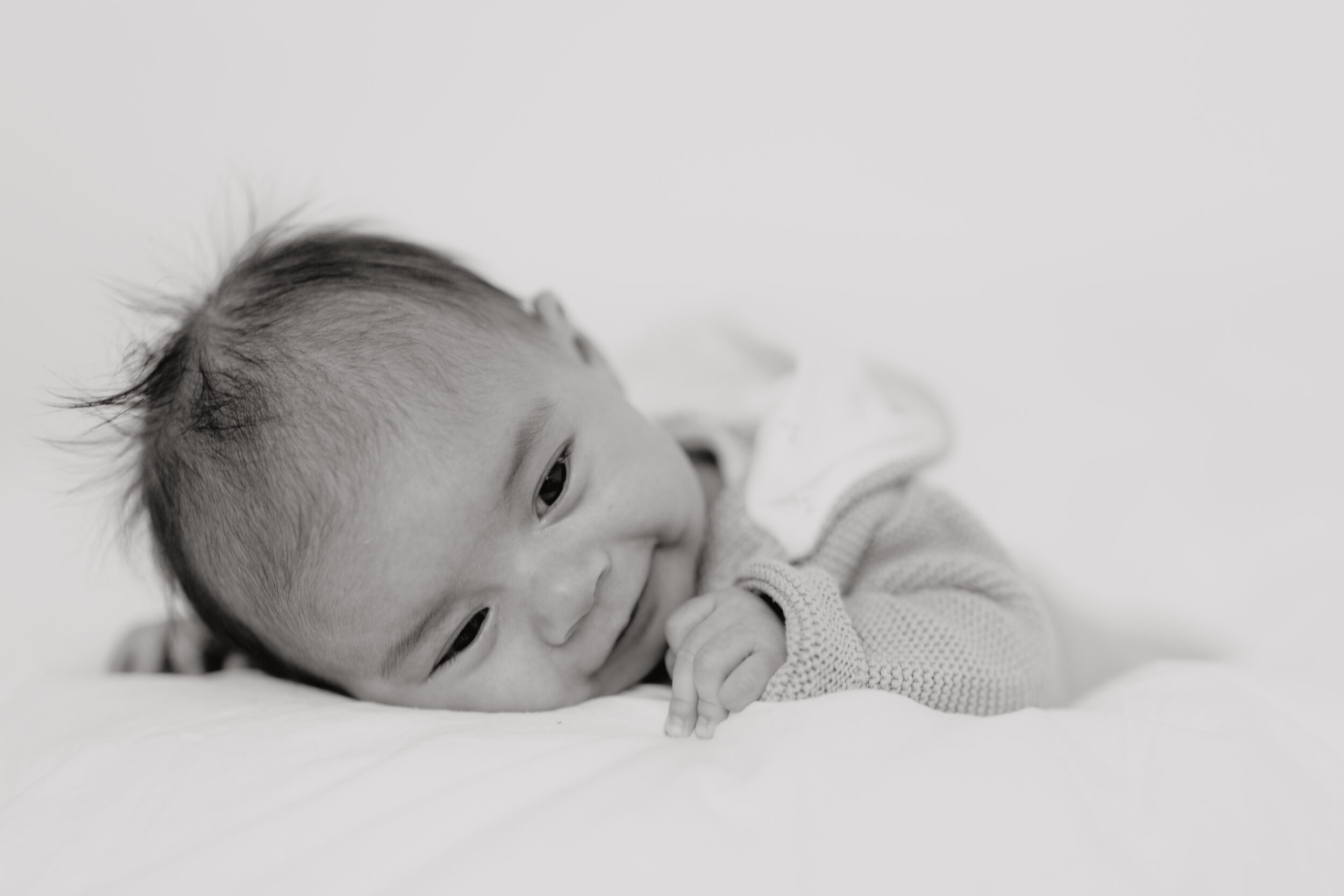 Newborn Portfolio Babygesicht von vorne schwarz-weiß