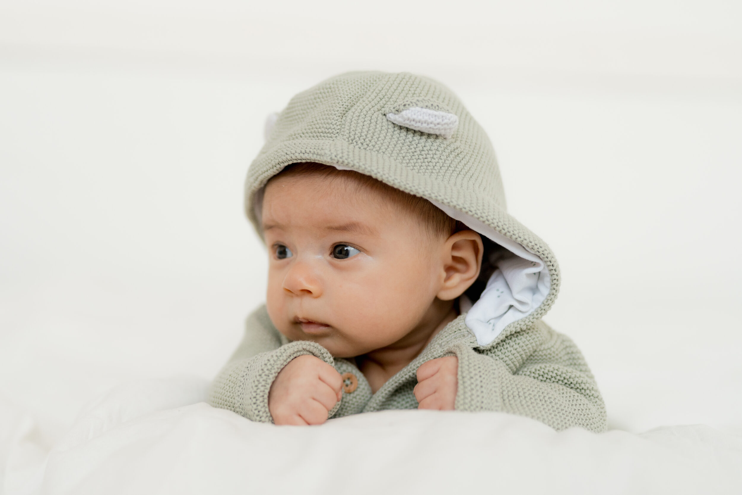 Newborn Baby auf weißer Bettdecke8