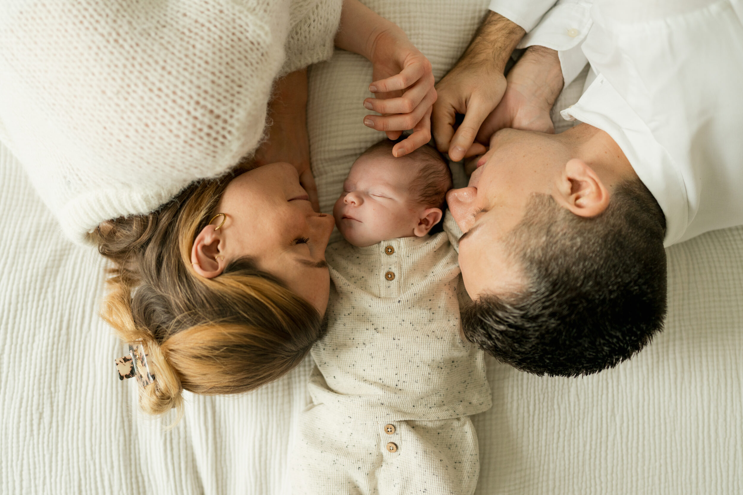 Newborn Portfolio Baby zwischen Mamas und Papas Kopf2