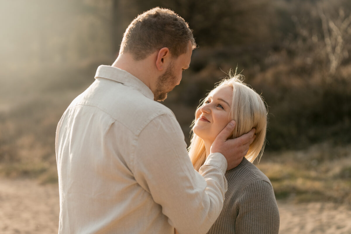 Paar schaut sich lächelnd in die Augen und setzt zum Kuss an