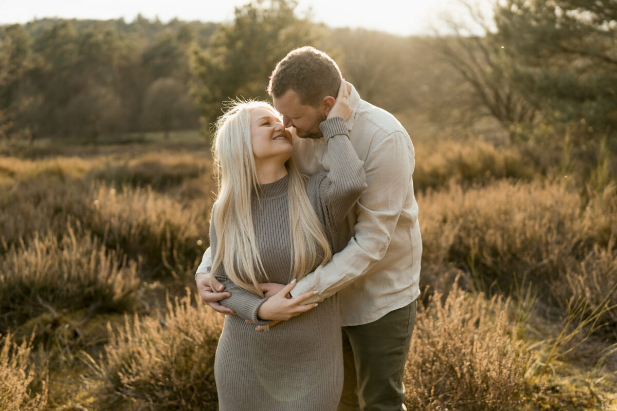 Paar schaut sich lächelnd in die Augen und setzt zum Kuss an