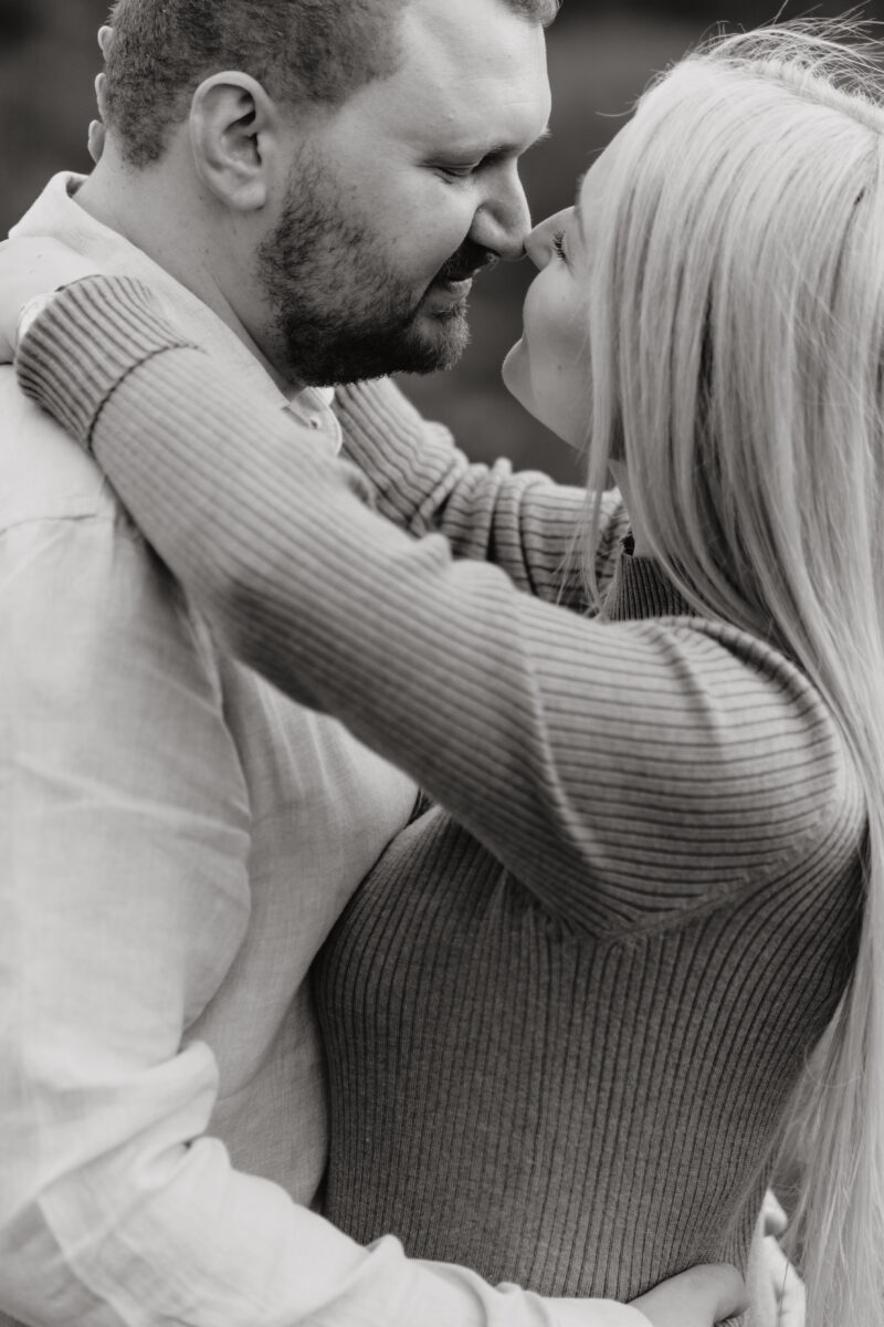 Paar küsst sich, in Schwarz-Weiß fotografiert