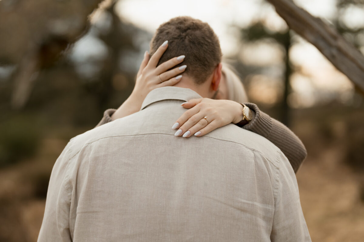 Paar umarmt sich, Fokus auf ihre Hände