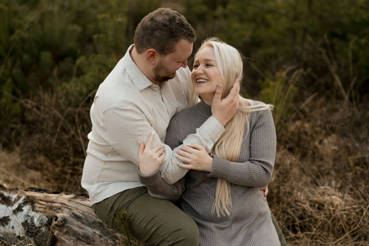 Paar schaut sich verliebt an und lacht