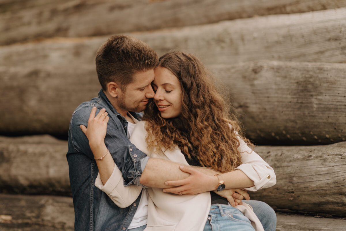 Sie wird von hinten umarmt und lächelt