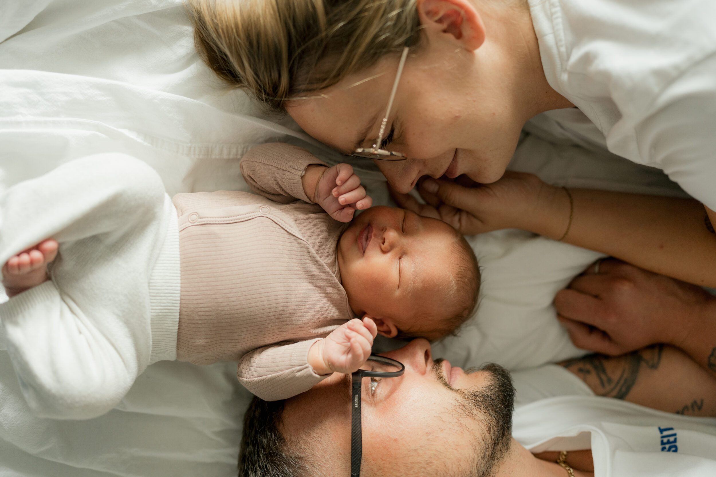 Newborn Portfolio Baby zwischen Mamas und Papas Kopf